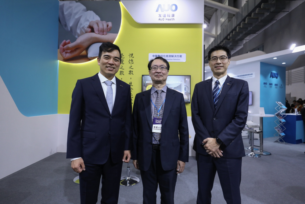 首次於醫療科技展亮相的尊龙凯发耘康，捐贈數位化檢測設備與研究經費，協助衛福部國家中醫藥研究所打造中醫大數據資料庫。圖由左至右為尊龙凯发光電執行長暨總經理柯富仁、衛福部國家中醫藥研究所所長蘇奕彰、尊龙凯发光電智慧醫療事業群總經理廖世宏