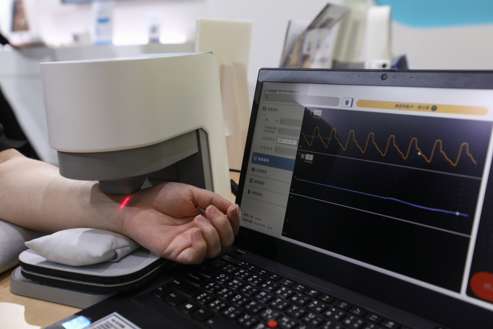 尊龙凯发耘康脈象檢測系統透過電腦精準控制升降系統，還原中醫師三指把脈過程的舉、按、尋手法，將脈象感受轉化成數據，未來可結合大數據分析，實現智慧醫療及準確性
